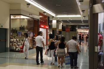 Clientes en uno de los pasillos del centro comercial Ponte Vella. (Foto: XESUS FARIÑAS)