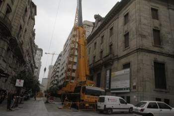 La grúa instalada en el Paseo para rehabilitar el Banco de España ocupaba buena parte de la calzada. (Foto: MIGUEL ÁNGEL)