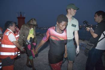 Dos de las embarazadas, a su llegada al puerto granadino de Motril. (Foto: PAQUET)