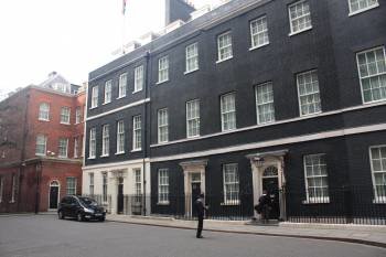 Residencia del primer ministro británico, cuyo Gobierno estudia limitar derechos de acogida. (Foto: ARCHIVO)