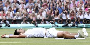 Novak Djokovic celebra su victoria tirado en el suelo en el partido final contra Rafael Nadal. (Foto: GEOFF CADDICK)