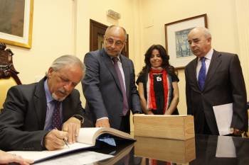 Miguel Cortizo firma en el libro de honor del Concello, ante Rodríguez, Pérez y Ocampo. (Foto: XESUS FARIÑAS)