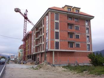 Un edificio de pisos, en construcción, en Padrón. (Foto: ARCHIVO)