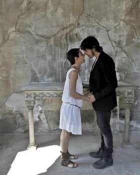 Los actores Carlota Olcina y Marcel Borràs posan durante la presentación, en el cementerio de Poblenou de Barcelona, de la obra 'Julieta y Romeo', Foto: Alberto Estevez