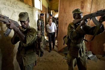 La ministra de Defensa, Carme Chacón, ha viajado a Uganda para visitar el destacamento español asentado en Brihanga, en misión europea de formación del Ejército somalí. Foto: Emilio Naranjo