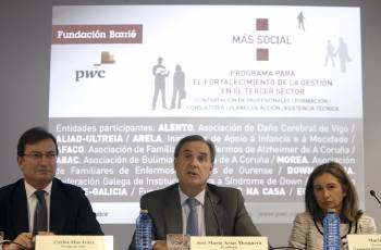 Carlos Mas, con José María Arias y Marina Tallón, durante la presentación de la iniciativa. (Foto: CABALAR)