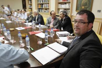 Celso Barbosa, presidente de la Cámara, junto a otros vocales, en la reunión del pasado lunes (Foto: XESÚS FARIÑAS)