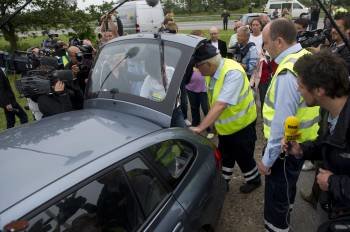 Agentes de aduana comprueban el maletero de un coche en el paso fronterizo de Padborg (Foto: CLAUS FISKER)