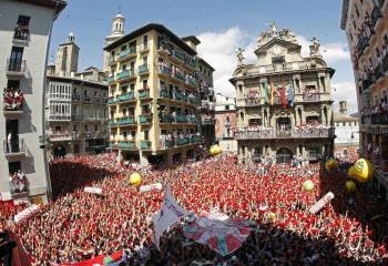 Miles de personas enarbolan sus pañuelos rojos en la Plaza del Ayuntamiento de Pamplona (Foto: J.Diges)