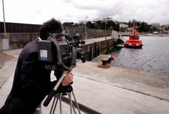 Un reportero toma imágenes del barco Salvamar Mirfak, el cual rescató esta mañana a los tres tripulantes de un naufragio ocurrido en la entrada de la Ría de Ferrol. EFE/Cabalar