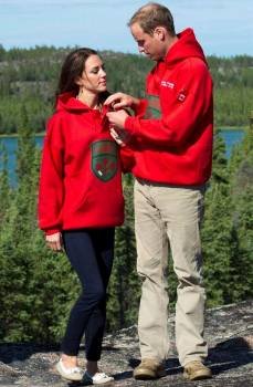 El príncipe Guillermo (d) y su esposa Catalina (i) utilizan jerseys rojos de los Canadian Rangers durante su visita al lago Blachford, cerca de Yellowknife. Foto: Arthur Edwards