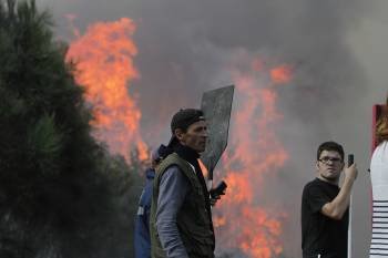 Dos trabajadores, impotentes ante las llamas. (Foto: MIGUEL ÁNGEL)