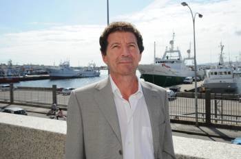 Argimiro Rojo posa para el fotógrafo en el puerto de Vigo. (Foto: VICENTE)
