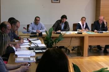 Miranda -tercero por la derecha- interpela al alcalde en el pleno de ayer. (Foto: MARCOS ATRIO)
