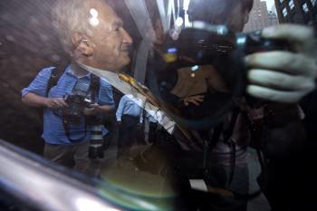 Strauss-Kahn fotografíado en el coche tras salir del despacho de sus abogados. (Foto: ANDREW GOMBERTI)
