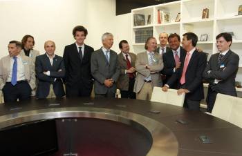 Representantes de los astilleros gallegos se reunieron ayer con el conselleiro de Industria, Javier Guerra, para tratar la grave crisis del sector. 