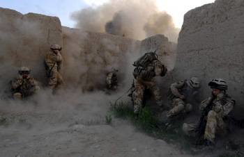 Imagen de archivo de un bombardeo de la OTAN en Afganistán (Foto: EFE)