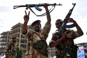 Soldados yemeníes muestran su armas (Foto: Archivo EFE)