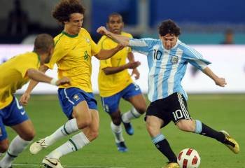 El jugador argentino Messi, disputando un partido contra Brasil (Foto: Archivo EFE)