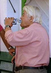 Un anciano bebe agua (Foto: EFE)