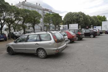 Coches aparcados en el entorno del Albergue de Peregrinos, una de las zonas afectadas por los robos. (Foto: MIGUEL ÁNGEL)