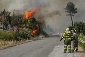 El incendio del miércoles afectó a dos carreteras de Carballeda y a la autovía Rías Baixas. (Foto: MIGUEL ANGEL)