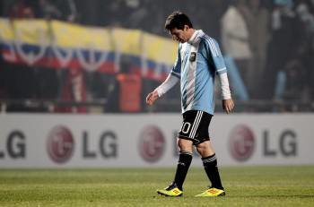 Messi deja el campo, cabizbajo, en el descanso.? (Foto: josé jácome)