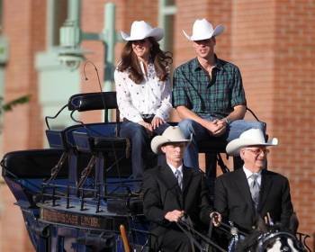 Los duques de Cambridge, Guillermo y Catalina, asisten al rodeo de Calgary. Foto: Lionel Hahn