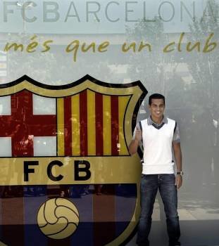 El delantero del FC Barcelona Pedro Rodríguez posa con el escudo del club, tras la firma de su nuevo contrato. Foto: Alberto Estévez