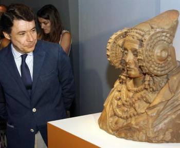 Ignacio González, durante la apertura, en el Museo Arqueológico Regional, de la exposición '¿Hombres o dioses?'. Foto: EFE/Comunidad de Madrid