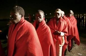 Inmigrantes subsaharianos atendidos por la cruz roja. (Foto: EFE)