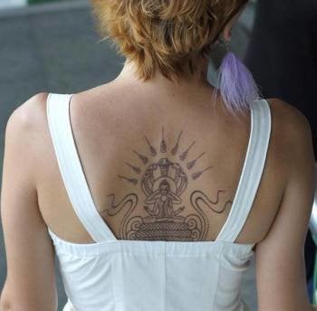 Una turista muestra su tatuaje de Buda, en Bangkok, Tailandia. Foto: Barbara Walton