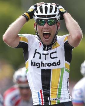 El ciclista británico del equipo HTC-Highroad, Mark Cavendish, celebra su paso por meta como campeón de esta séptima etapa del Tour de Francia. Foto: Ian Langsdon