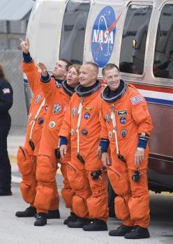 La tripulación del Atlantis: Rex Walheim, Sandra Magnus, el piloto Doug Hurley y el comandante Chris Ferguson salen del edificio de operaciones antes del lanzamiento en el Centro Espacial Kennedy en Cabo Cañaveral. Foto: Gary Kemper