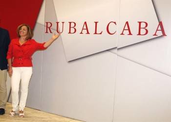 La directora del Comité Electoral de PSOE, Elena Valenciano señala un cartel con el nombre de Rubalcaba. Foto: Manuel H. de León