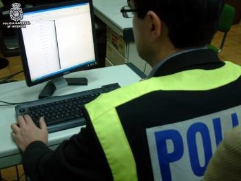 Un policía consulta una web de pornografía. (Foto: ARCHIVO)