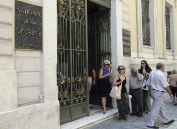 Clientes saliendo de las dependencias de una oficina del Banco Nacional de Grecia. (Foto: A. PANAGIOTOU)