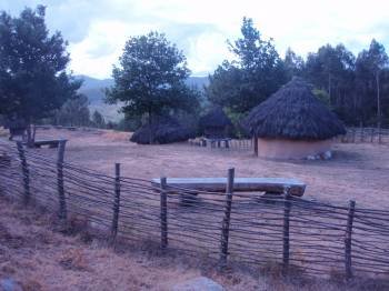 Recreación de un poblado prehistórico en el Parque Arqueoloógico de Campo Lameiro. (Foto: m.v.)
