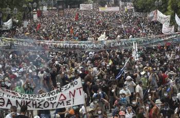 Manifestación en Atenas contra las medidas de ajuste aprobadas por el Parlamento griego. (Foto: ARCHIVO)