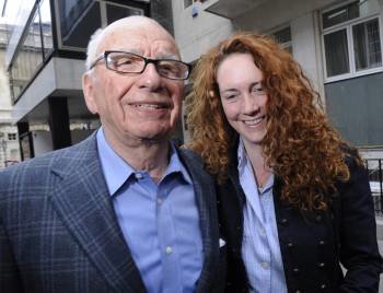 Rupert Murdoch, con Rebekah Brooks, directora del 'News of the world'. (Foto: F. ARRIZABALAGA)