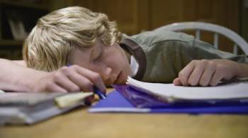Un niño durmiendo en clases (Foto: Archivo)