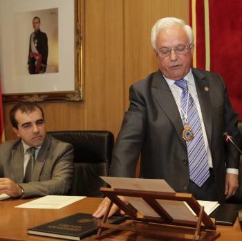 Baltar, de pie, jurando su cargo sobre la Constitución española, en presencia del secretario, Francisco Cacharro. (Foto: MIGUEL ÁNGEL)