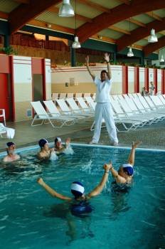 Actividades en la piscina, en el balneario de Laias. (Foto: S. R.)