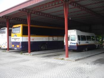 Autobuses de la compañía Monbus, estacionados en la estación barquense. (Foto: J.C.)
