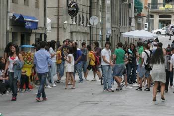 Grupos de jóvenes en la calle Perfectino Viéitez, el punto de encuentro en la villa. (Foto: MARCOS ÁTRIO)