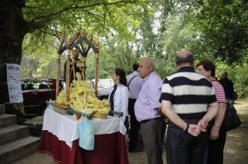 Los fieles depositan los exvotos en San Benito do Marañao, en Carballiño. (Foto: MARTIÑO PINAL)
