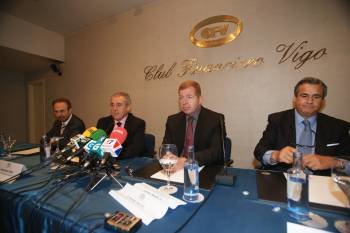 Gil Gidrón, Marcelino Otero, Rafael Shutz y Francisco Linares, ayer en el Club Financiero Vigo. Foto: Vicente Alonso