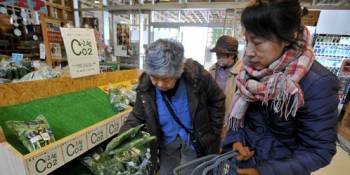 Japoneses compran espinacas libres de radioactividad en un supermercado (Foto: EFE)