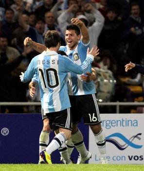 El Kun y Messi celebrando un gol (Foto: EFE)