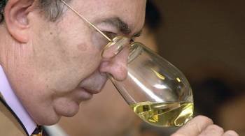 Sumiller realizando una cata de vino (Foto: EFE)